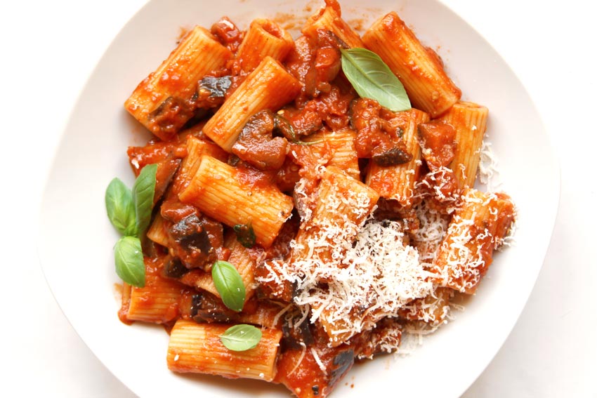 Pasta alla norma on plate