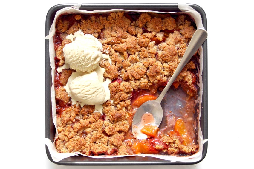 Quick peach crumble in pan